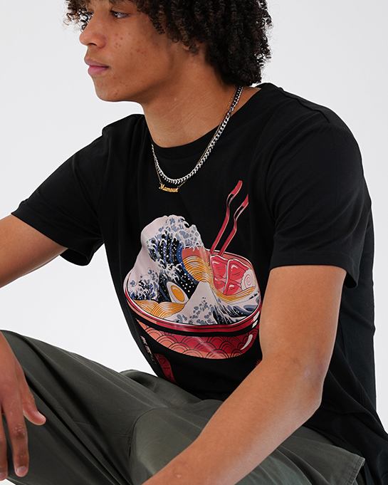 homme avec t-shirt illustration japonaise