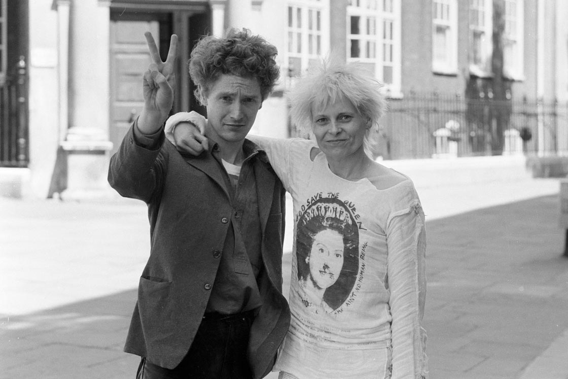 Vivienne Westwood avec t-shirt Sex Pistols 